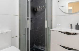 Spacious & Stylish Flat with Garage by HostWise - Foto 32