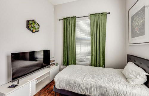 Walk to Parks and Dining Pet-Friendly Home with Yard! - Foto 18