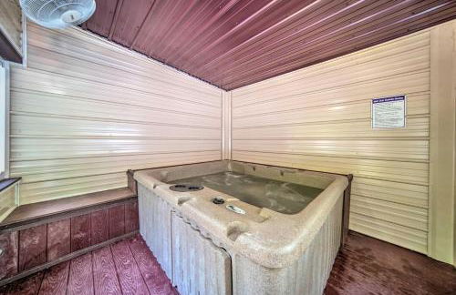 Jamestown Retreat with Hot Tub - Walk to Lake! - Foto 21