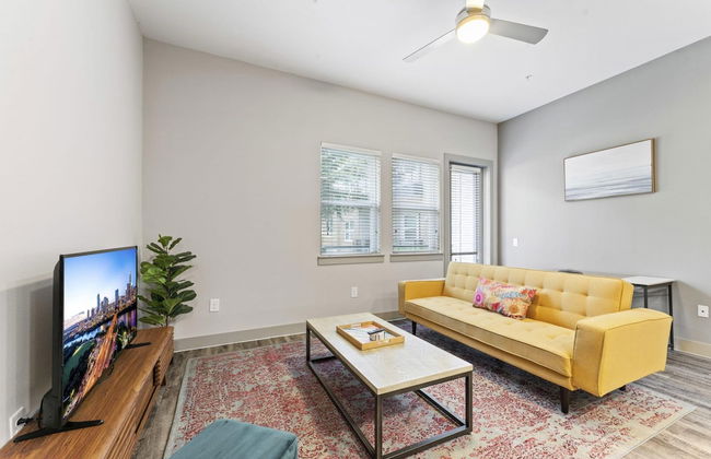 Upscale 1BR King Suite Close to Downtown w Fast Wifi - Foto 1