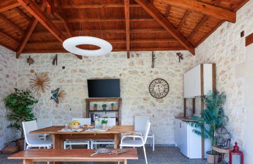 Saridakis Villa, Multi-Generational Escape & Pool, By ThinkVilla - Foto 8