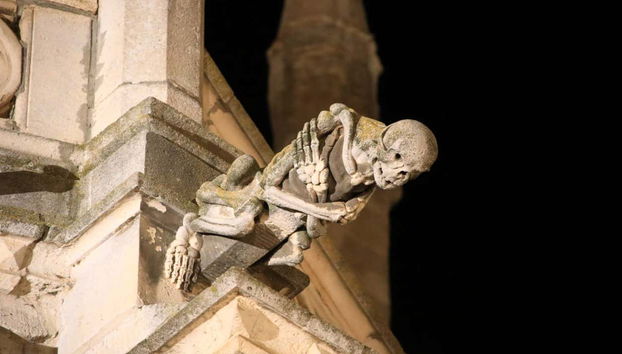 Statue en forme de squelette pour l'évacuation des eaux