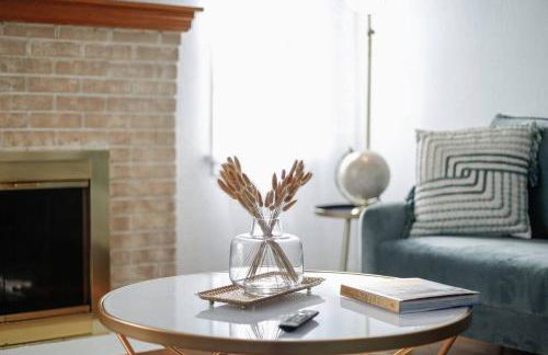 End Zone Escape-Light and Bright HOF Village Home - Foto 28