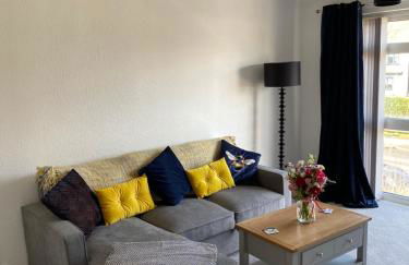 Spacious 2 Bed Village Flat sleeps 4/6 - Photo 6