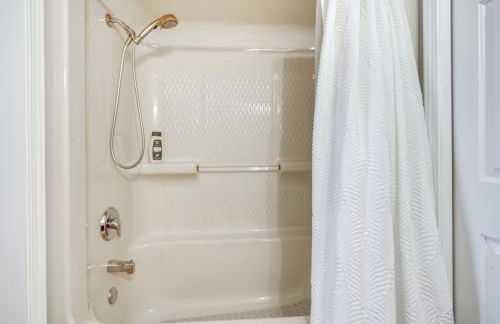 Walk to Brigantine Beach Home with BBQ and Yard - Foto 17