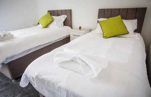 Halford House 3 Bed Town Centre Home from Home with Parking for 2 cars Prime Location Tamworth - Photo 8