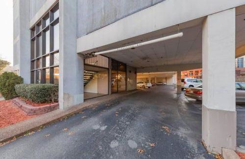 Music Row Retreat with Pool and Free Parking, Walk to Bars! - Foto 24