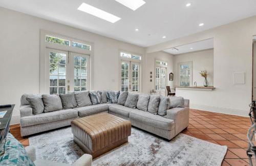 Historic 3BR LGD Gem Near Magazine & FQ - Foto 24