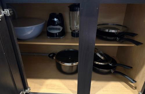 Stylish 1BR Retreat with Pool & Gym - Foto 16