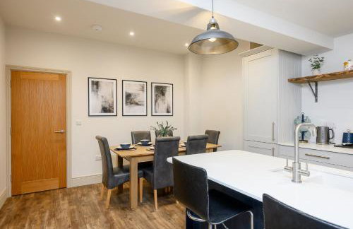 Stylish 3BR Townhouse Sleeps 6 Near City Centre - Foto 9