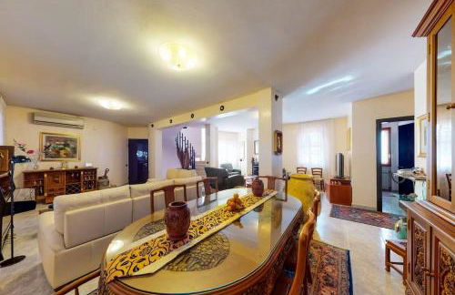 Villa con piscina e giardino a due passi dal mare. - Foto 8