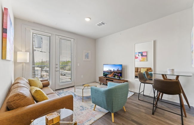 Prime Soco Quaint 1BR King Suite w Pool Parking - Photo 1