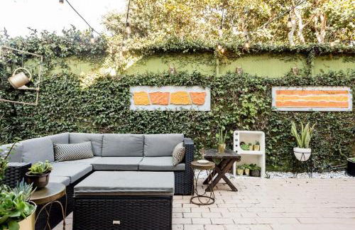 Silver Triangle Oasis with Verdant Backyard - Foto 4