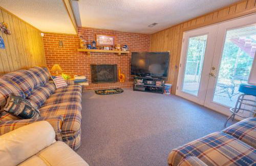 Martinsville Gem - Fireplace, Pets, Near the Park - Foto 11