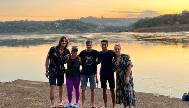 Foto de grupo às margens do rio Paraná