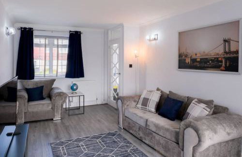 Spacious Cosy 3-Bedroom Home - Photo 1