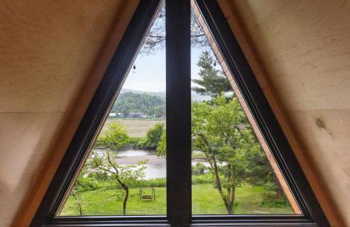 Designer A-Frame Treehouse with hot tub on river - Foto 27