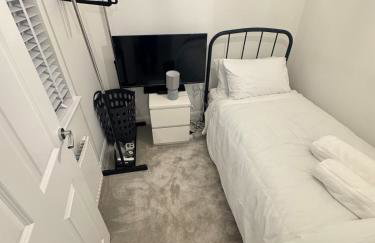 Detached 4BR House - Private Garden, Garage & Parking - Perfect for Long Stays, Families, Contractors - Photo 27