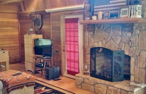 Peaceful Lodge-Style Cabin with Fire Pit near Greers Ferry Lake in Arkansas - Foto 3