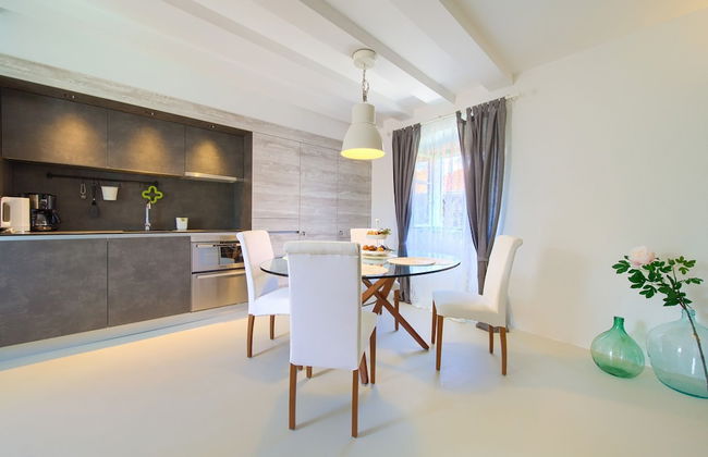 Vibrant and Elegant Downtown Krk Apartments - Photo 24