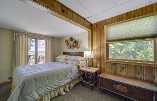 21 Mi to Slopes! Torch Lake Home with Private Beach - Foto 20