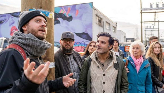 I partecipanti ascoltano le spiegazioni della guida