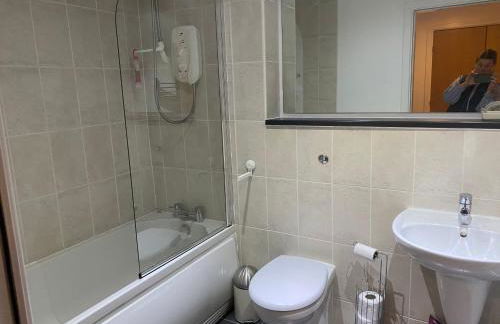 City Centre 2 bedroom apartment, secure parking. - Foto 7