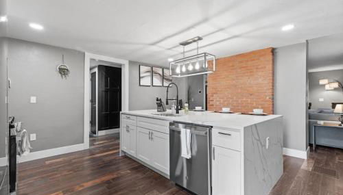 Upscale 2 Story Apartment with 8 beds and Free Parking, walkable to S Highland ave - Foto 5