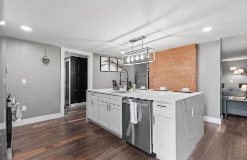 Upscale 2 Story Apartment with 8 beds and Free Parking, walkable to S Highland ave - Foto 5