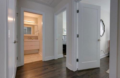 Modern Townhome, Large Game Room with Ping Pong, 10min to Downtown! Sleeps 10! - Foto 15