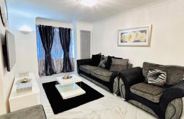 Luxury 5BR Stay With City Access - Photo 15