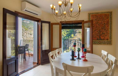 Quiet house in village center with mountains views - Photo 2