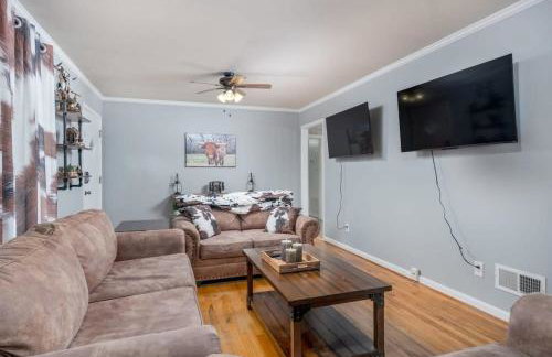 Touchdown Townhouse: Your Home near Stadium - Foto 1