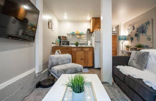 Central 2 bedroom unit with 3 beds and 3 large TVs - Photo 24