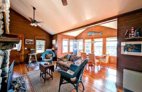 Picturesque Waterfront Cottage with Waterfall Views, Fireplace & Deck, Near Acadia National Park in Gouldsboro, Maine - Foto 4