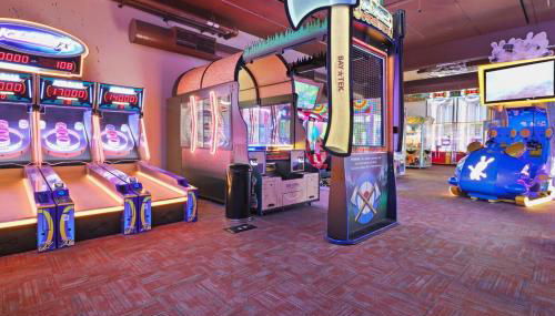 Family Getaway - Outdoor Activity Oasis - Mins to Downtown and Water Parks - Jacuzzi - Game Rm - Foto 5, Game Room