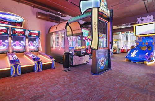 Family Getaway - Outdoor Activity Oasis - Mins to Downtown and Water Parks - Jacuzzi - Game Rm - Foto 5