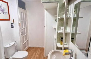 Friendly family apartment comfort sleep 6 close to tube bus airport - Foto 10