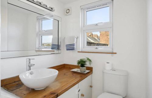 Beautiful Victorian Home on Peaceful Green Square - Foto 8