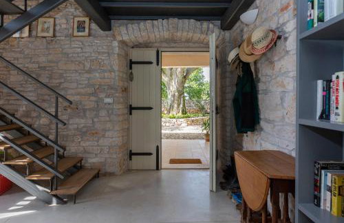 Beautiful restored farmhouse with private pool and gardens - Foto 26