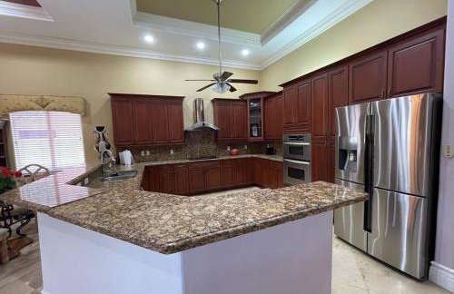 Miami Mansion for Groups Sleeps 12 - Foto 8