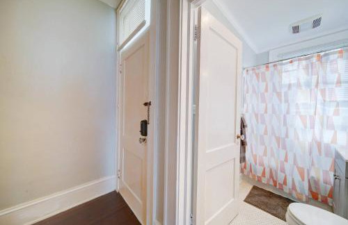 Retro 1BR in Elizabeth with Porch & Eclectic Design - Foto 34