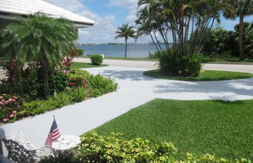 Spacious villa, pool, water views, walk to beach - Foto 16