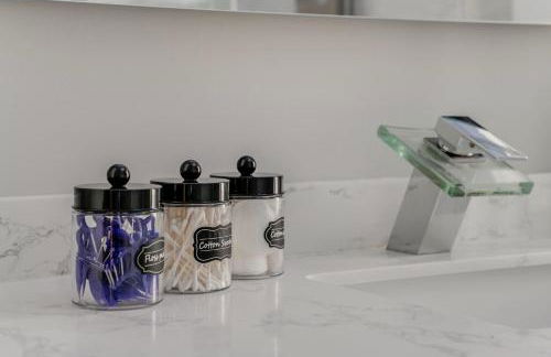 Luxe by Jenn - 3BR Retreat with Heated Pool - Photo 26