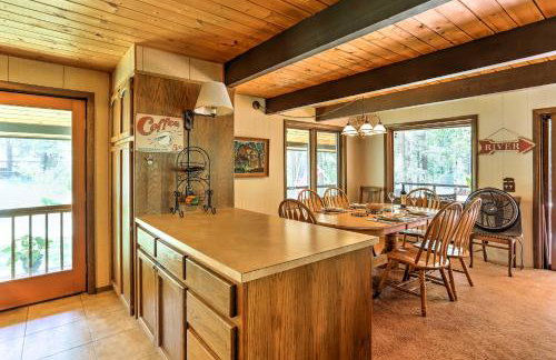 Riverside Winthrop Chalet with Hot Tub and 2 Decks! - Foto 10