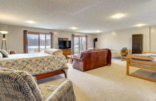 Private Lakefront Cabin with Hot Tub, Deck and Views - Foto 10