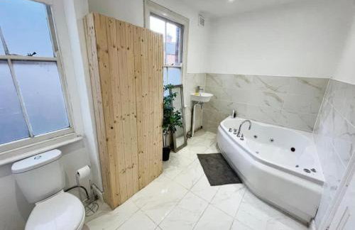 Beautiful 5-Bedroom home with Free Parking - Foto 25