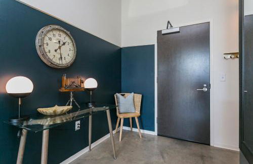 Mid Century Modern Downtown Condo | 30+ Night Min - Foto 64