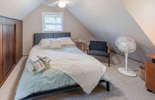 Lakefront with Lots of Light and Private Dock Access - Foto 15