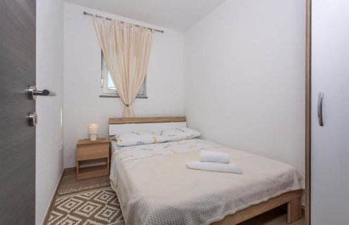 Stunning Apartment In Mladenici - Photo 15